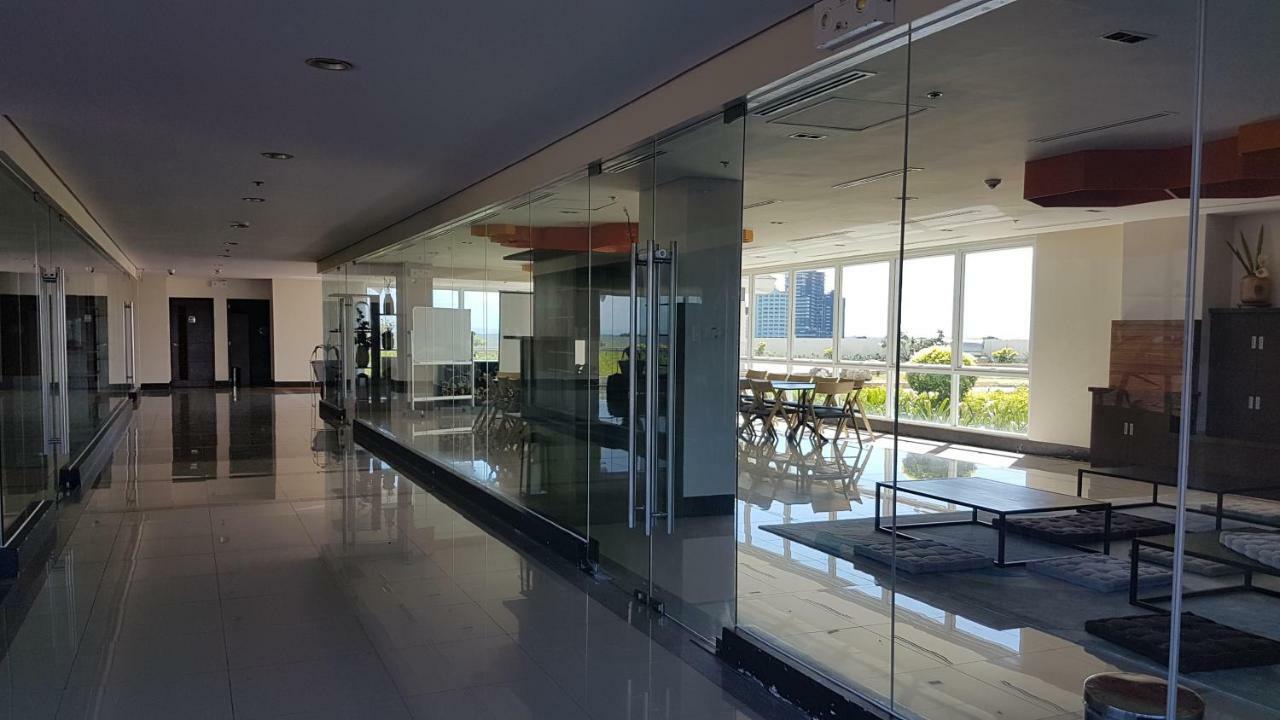 Mactan Newtown Condo With Garden And Ocean View 8Newtown Blvd 麦克坦 外观 照片