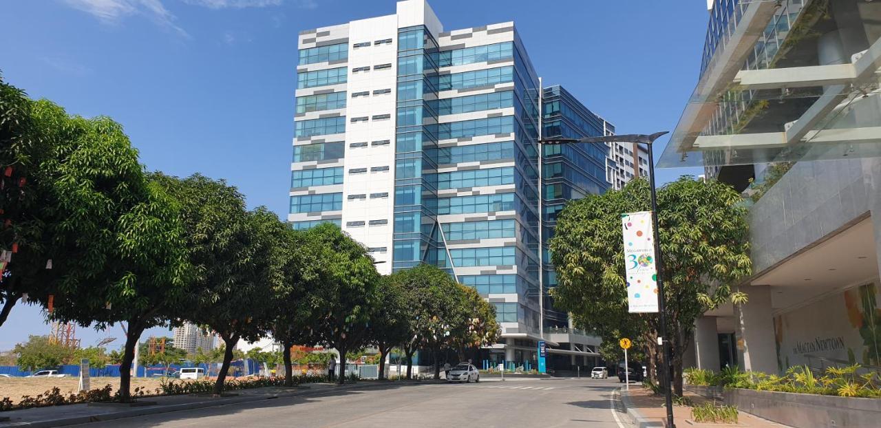Mactan Newtown Condo With Garden And Ocean View 8Newtown Blvd 麦克坦 外观 照片