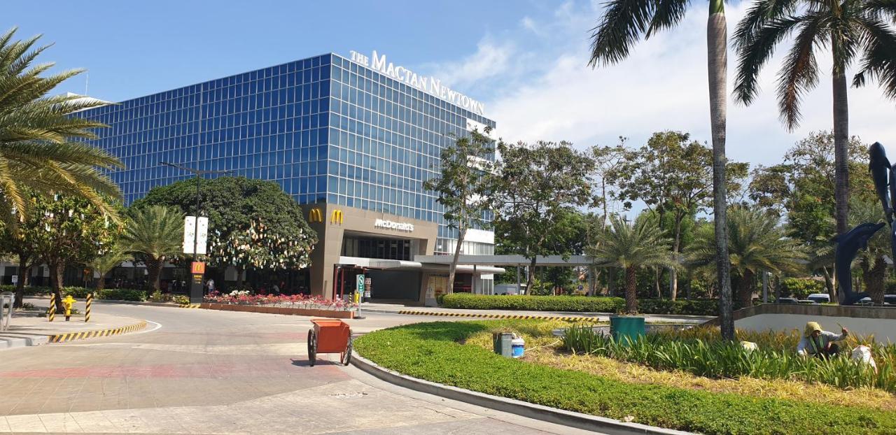 Mactan Newtown Condo With Garden And Ocean View 8Newtown Blvd 麦克坦 外观 照片
