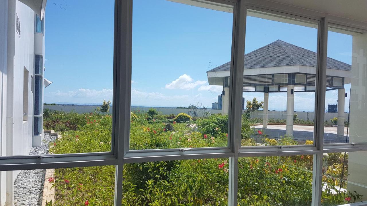 Mactan Newtown Condo With Garden And Ocean View 8Newtown Blvd 麦克坦 外观 照片